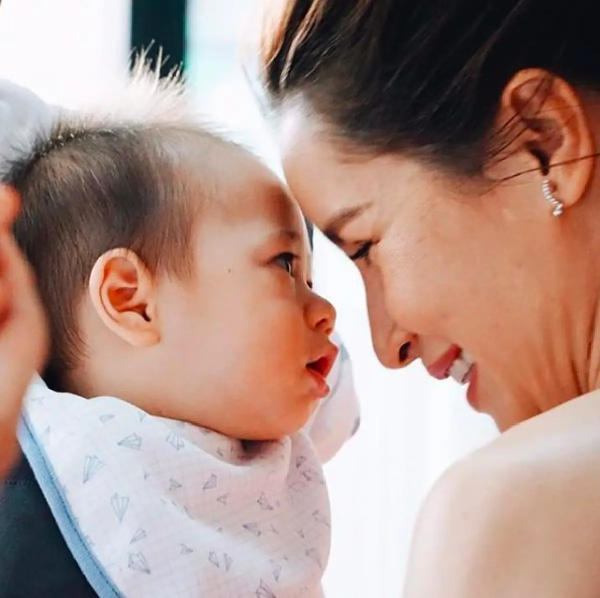 “แม่ชม” พา 2 ซุปตาร์หมื่นล้าน “สายฟ้า-พายุ” เที่ยวเชียงใหม่ชมแฟชั่นโชว์