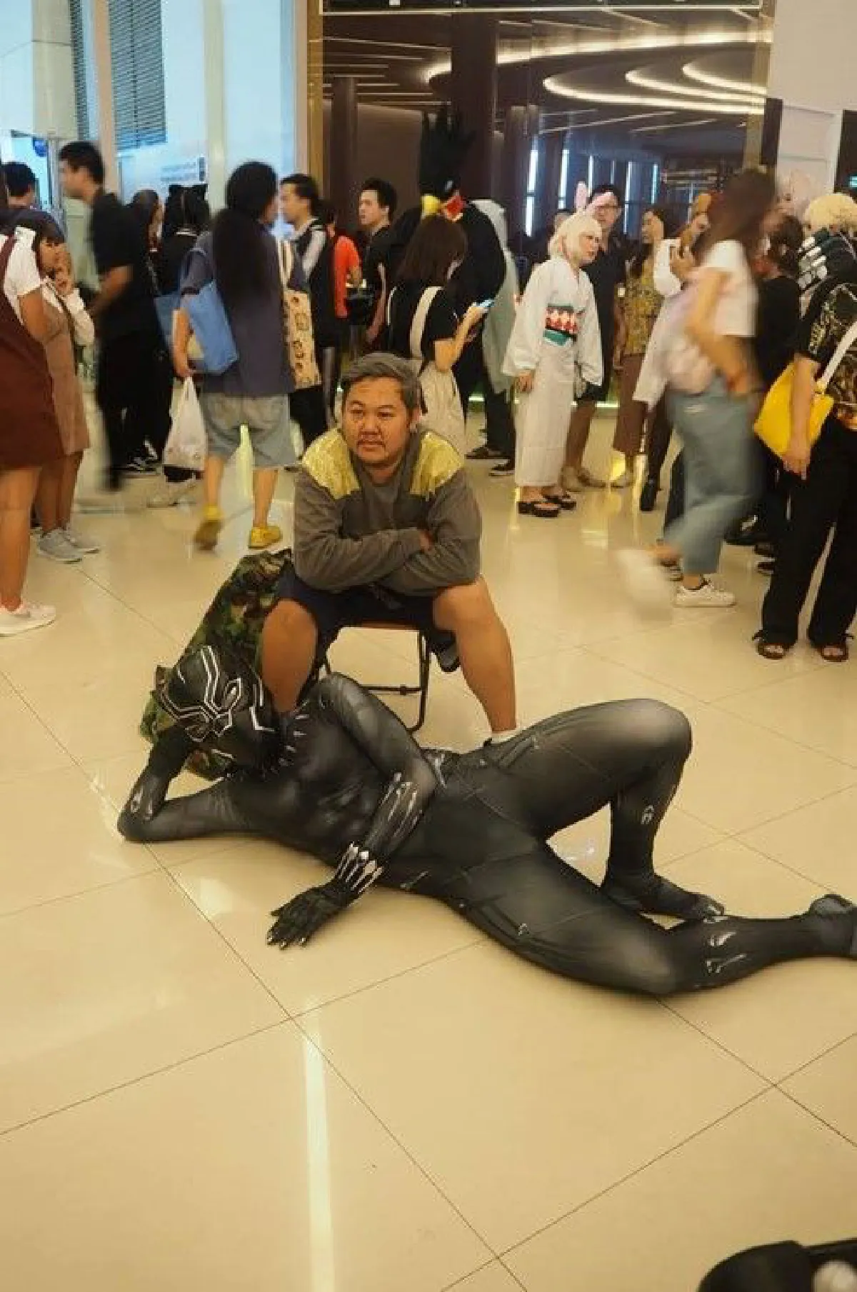 ฮือฮาหนุ่มแต่งคอสเพล์ชุดล่าสัตว์-เสือดำ ร่วมงาน Comic