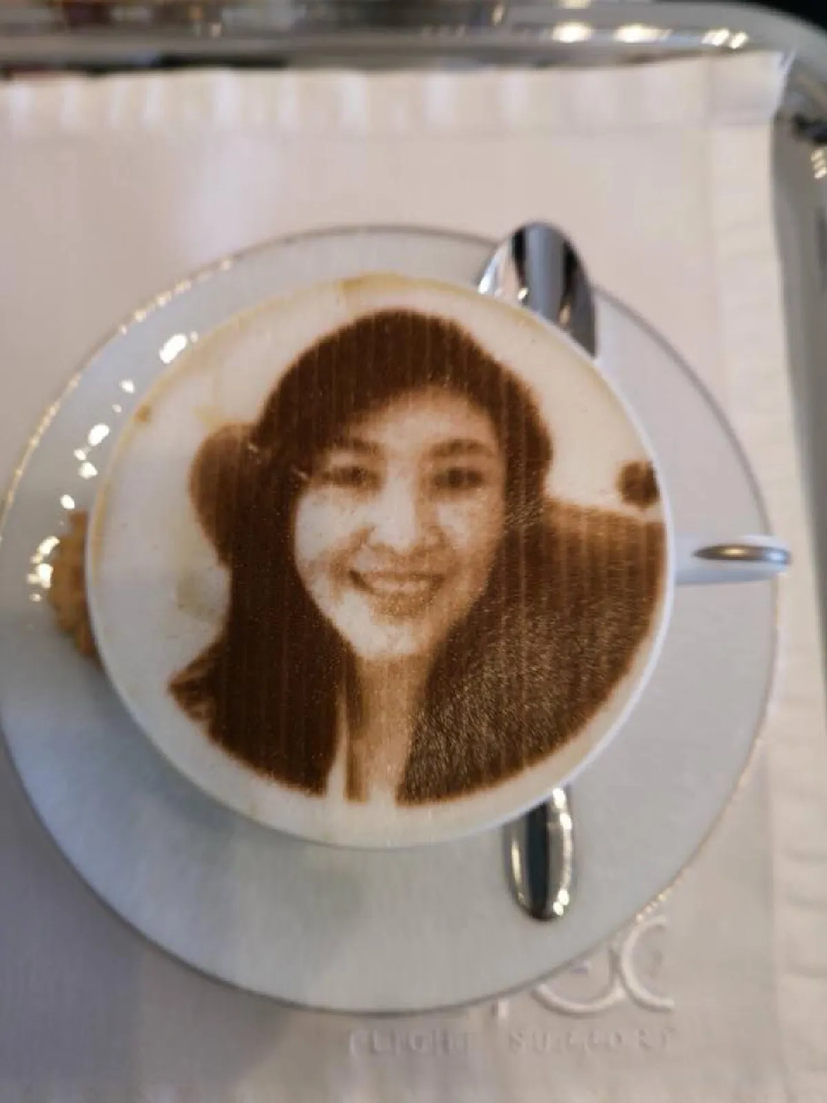 2ลูกแม้วตื่นเต้น "พ่อ-อาปู" โชว์หน้าบนกาแฟ ลั่นไม่กล้าดื่มรอดูดอย่างเดียว