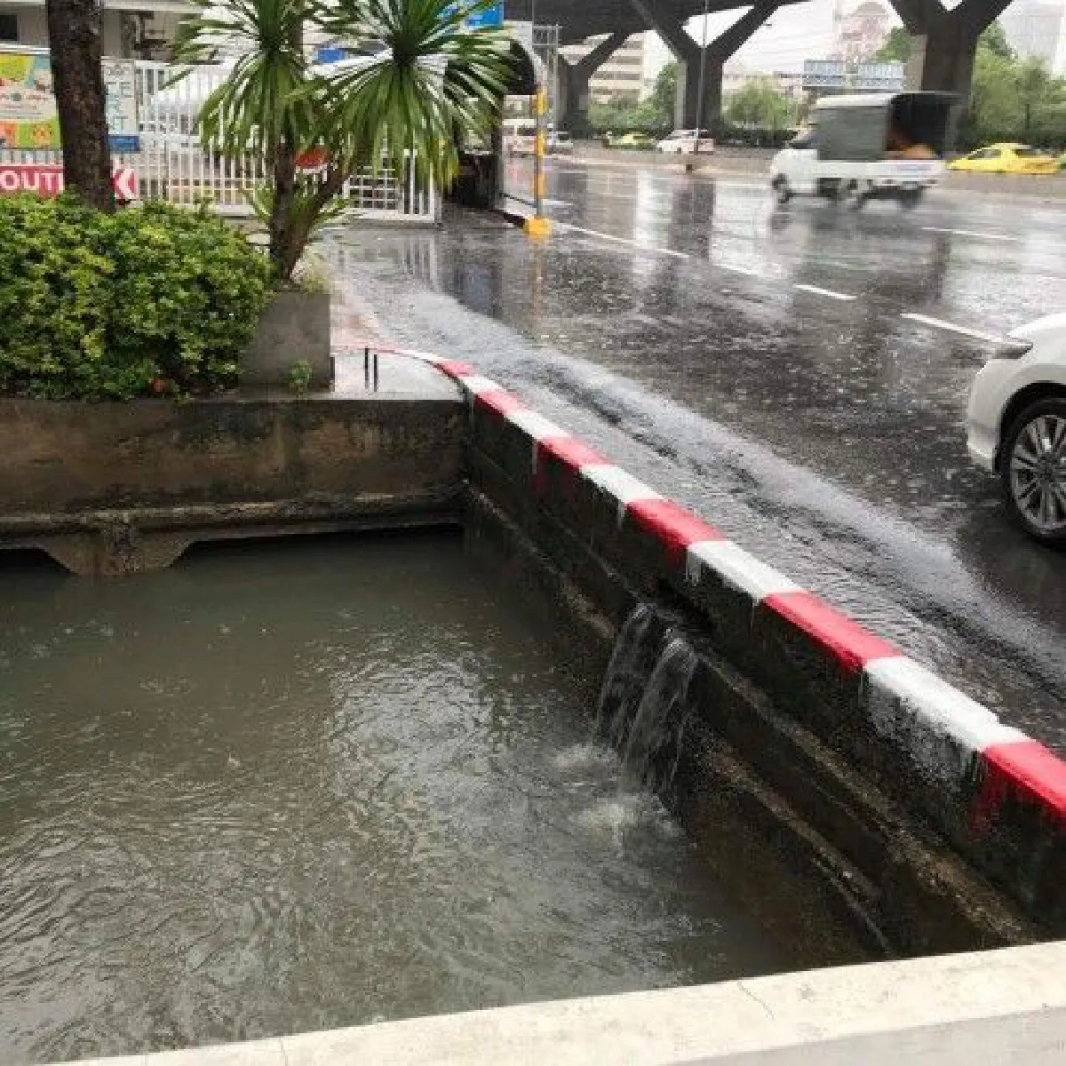 อุทาหรณ์วันฝนตกถล่มกรุง! สาวพลัดตกบ่อน้ำเกือบตาย เหตุไร้ที่กั้น-ระดับน้ำขังถนน