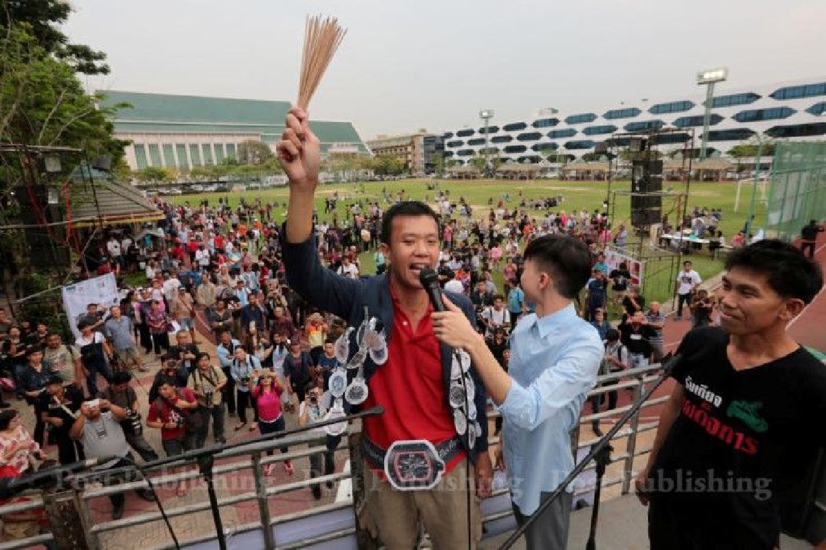 "คสช." จับตามือที่ 3 ป่วนชุมนุม "กลุ่มคนอยากเลือกตั้ง" สั่งห้ามใช้ความรุนแรง "คสช." จับตามือที่ 3 ป่วนชุมนุม "กลุ่มคนอยากเลือกตั้ง" สั่งห้ามใช้ความรุนแรง