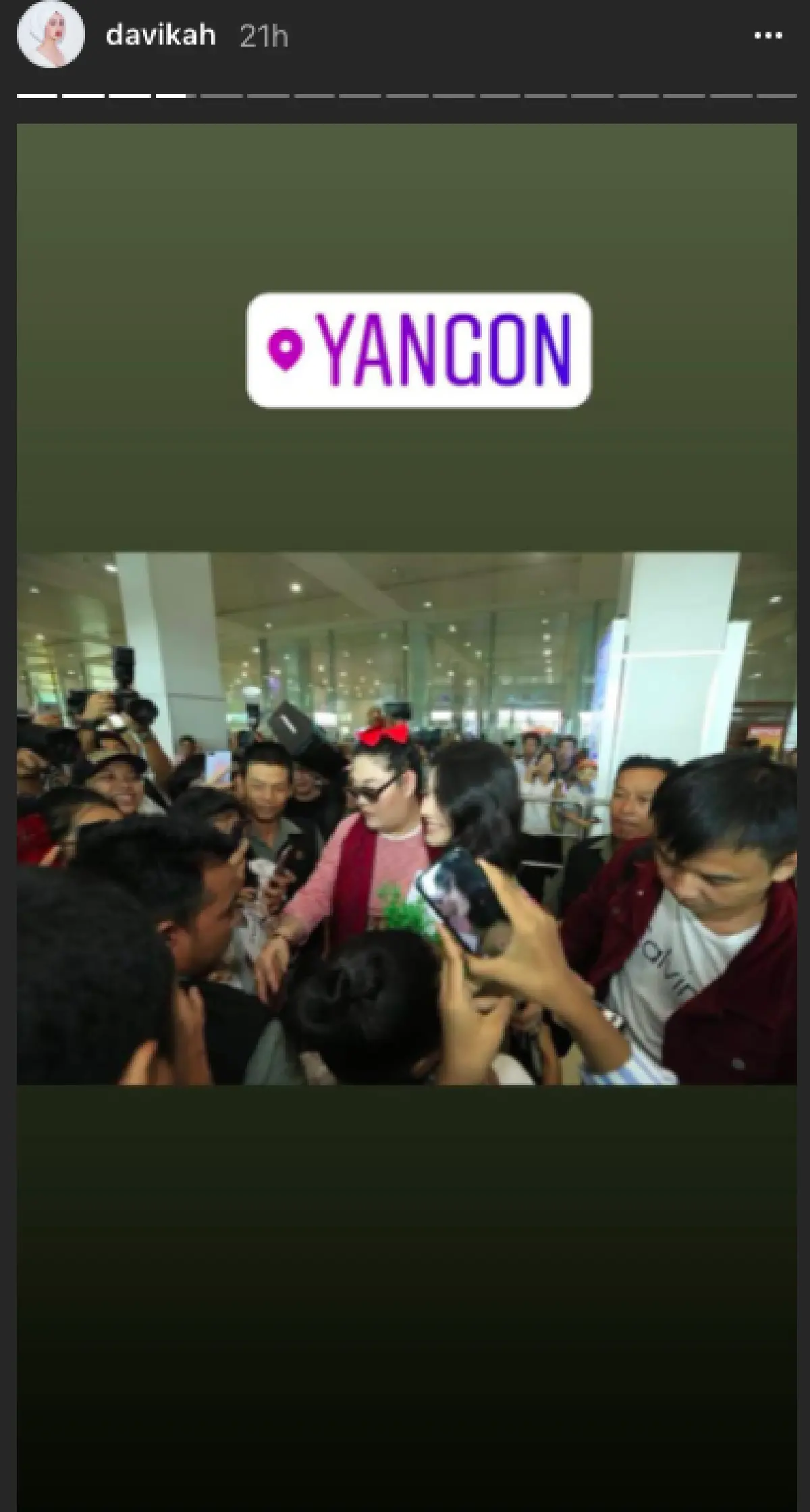 สวยมาก! “ใหม่” นุ่งลองยีสีแดงสด ร่วมงานประเทศพม่า แฟนคลับแห่ต้อนรับ