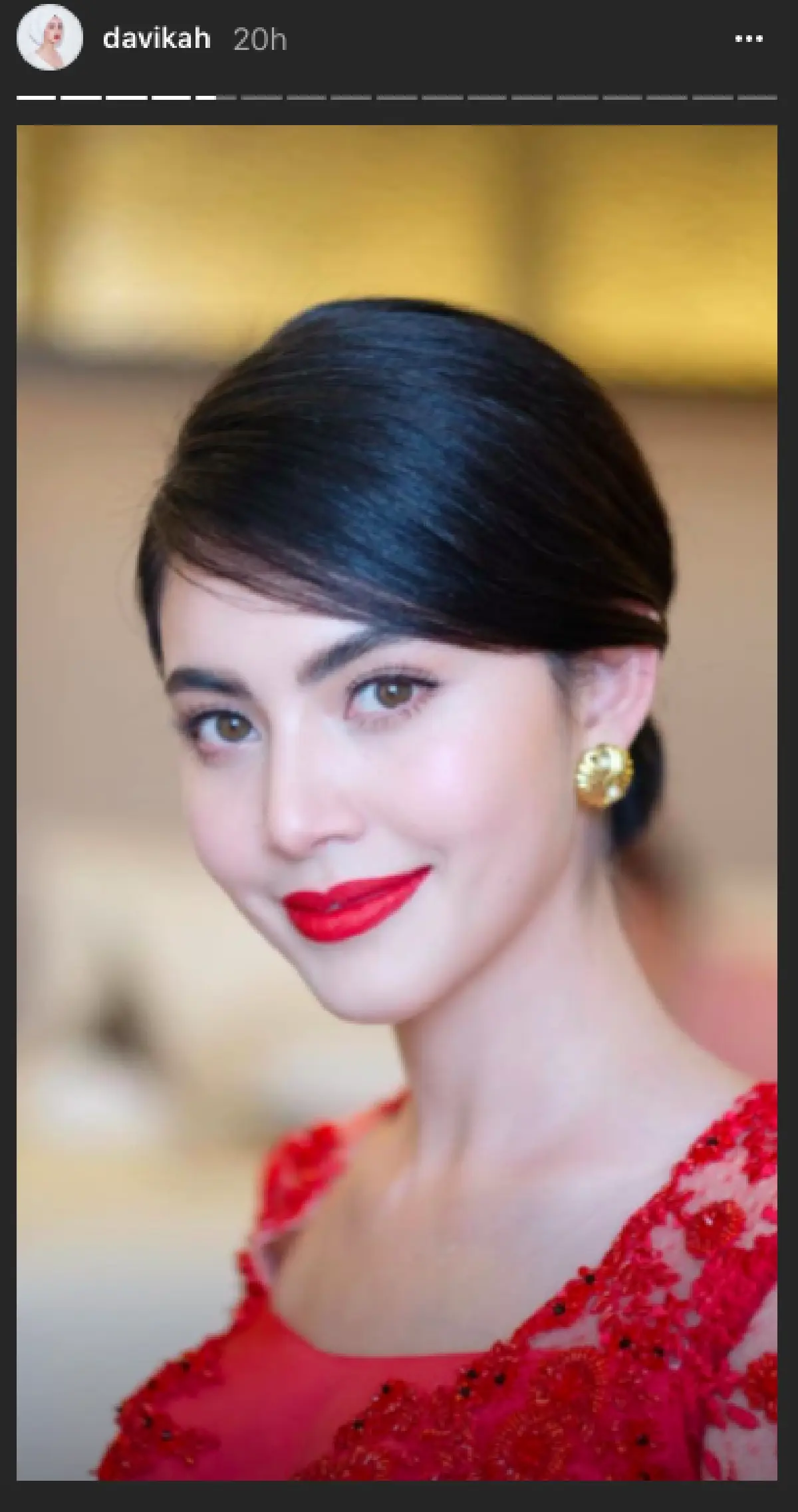 สวยมาก! “ใหม่” นุ่งลองยีสีแดงสด ร่วมงานประเทศพม่า แฟนคลับแห่ต้อนรับ