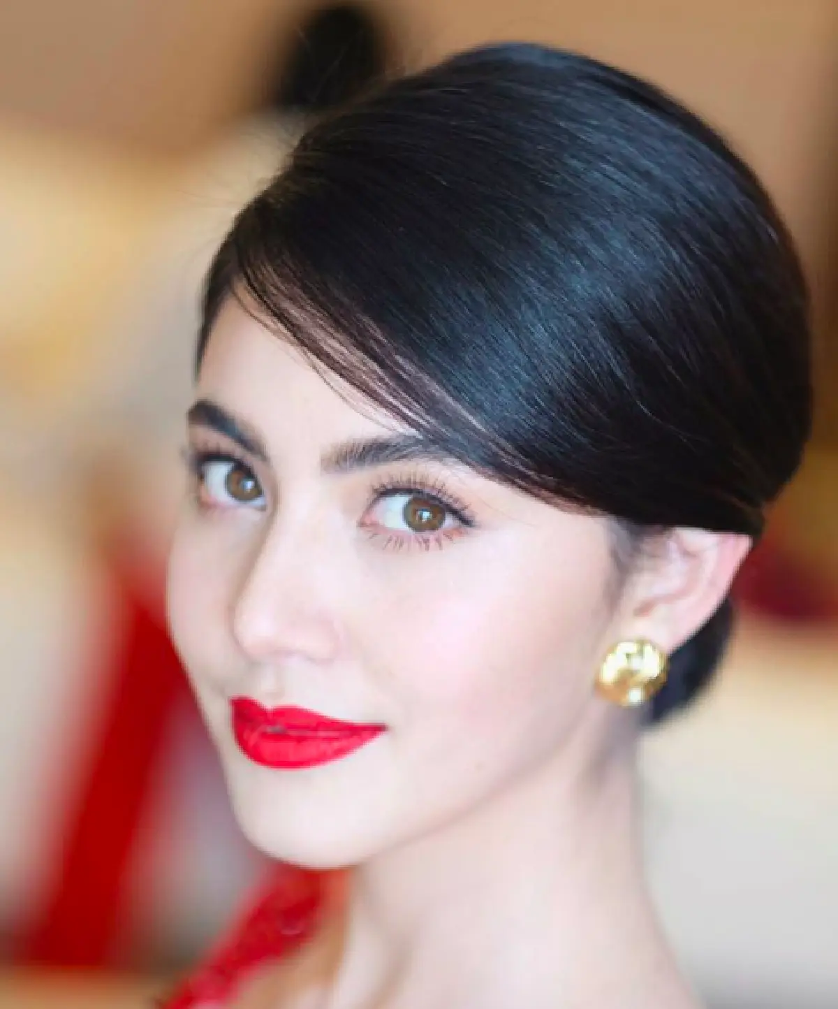 สวยมาก! “ใหม่” นุ่งลองยีสีแดงสด ร่วมงานประเทศพม่า แฟนคลับแห่ต้อนรับ