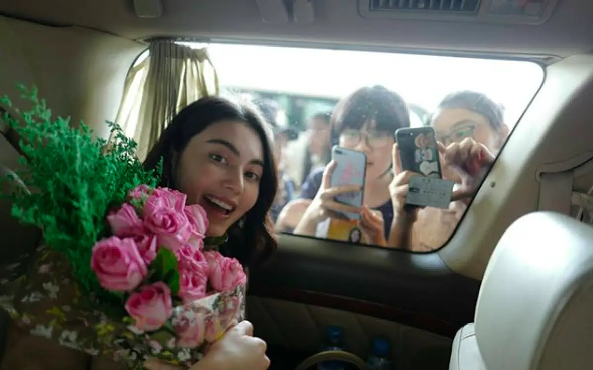 สวยมาก! “ใหม่” นุ่งลองยีสีแดงสด ร่วมงานประเทศพม่า แฟนคลับแห่ต้อนรับ