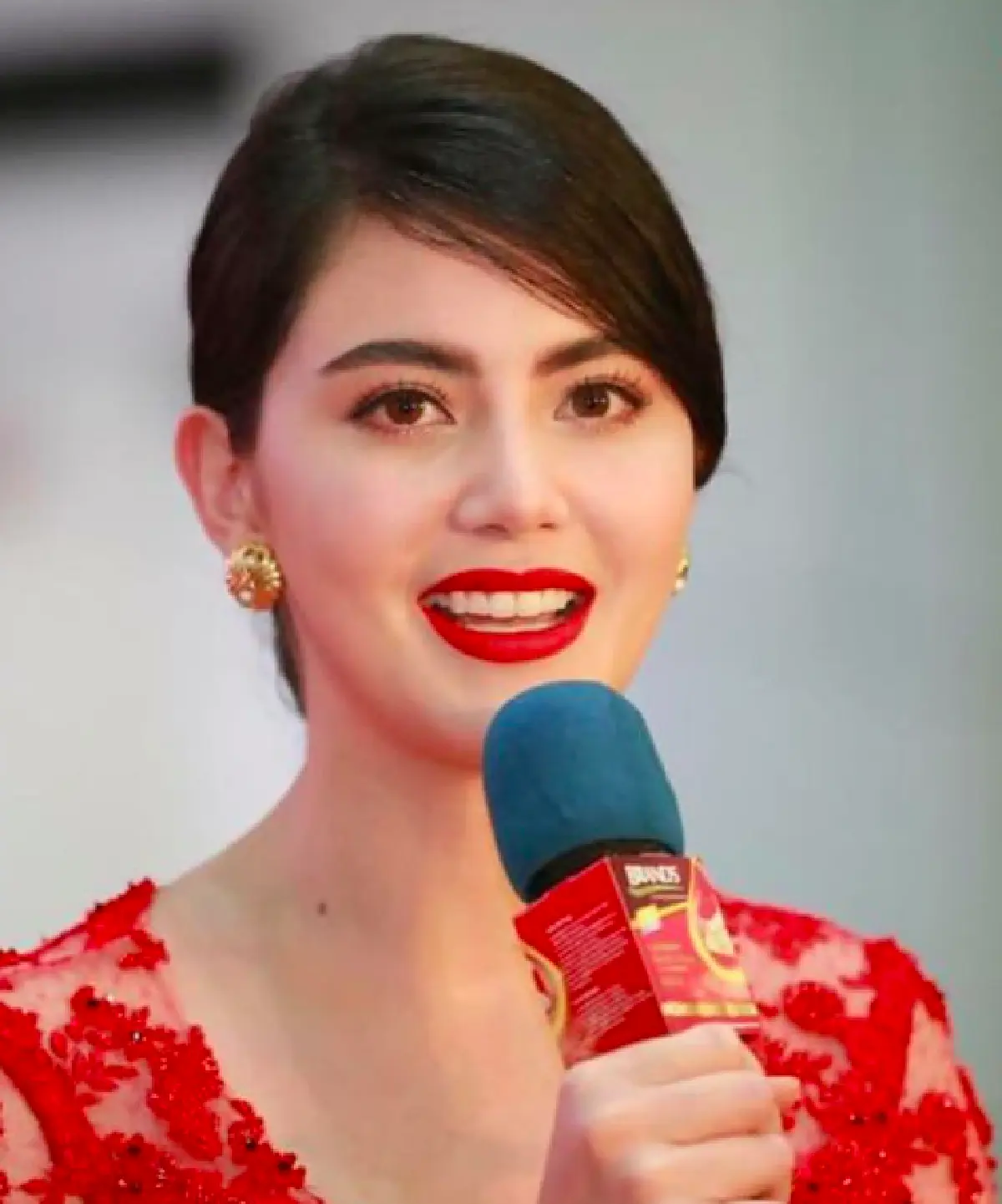 สวยมาก! “ใหม่” นุ่งลองยีสีแดงสด ร่วมงานประเทศพม่า แฟนคลับแห่ต้อนรับ