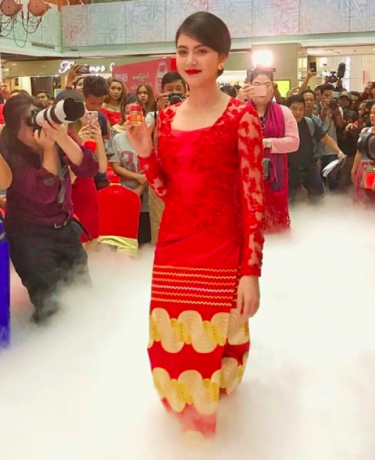 สวยมาก! “ใหม่” นุ่งลองยีสีแดงสด ร่วมงานประเทศพม่า แฟนคลับแห่ต้อนรับ