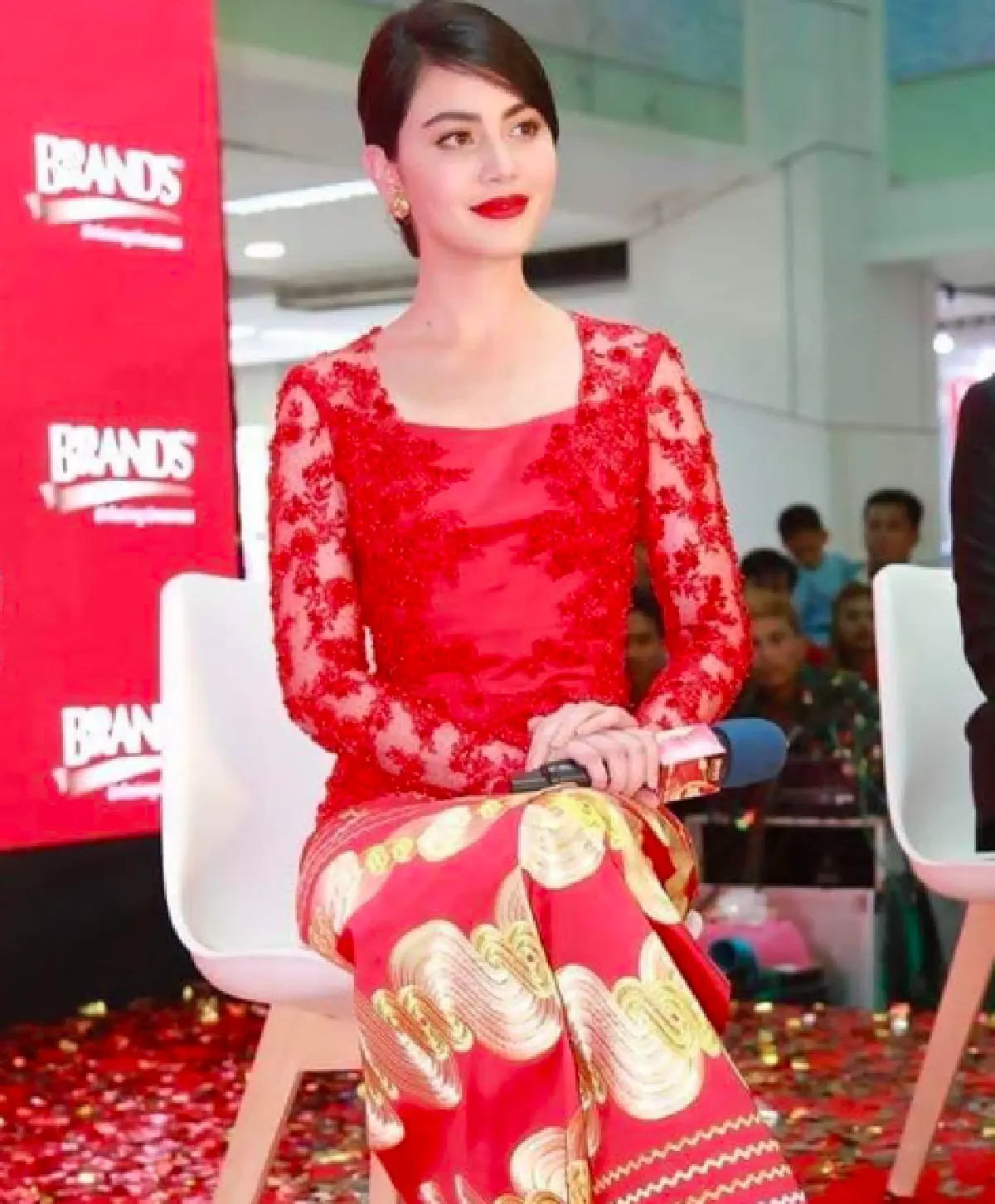 สวยมาก! “ใหม่” นุ่งลองยีสีแดงสด ร่วมงานประเทศพม่า แฟนคลับแห่ต้อนรับ