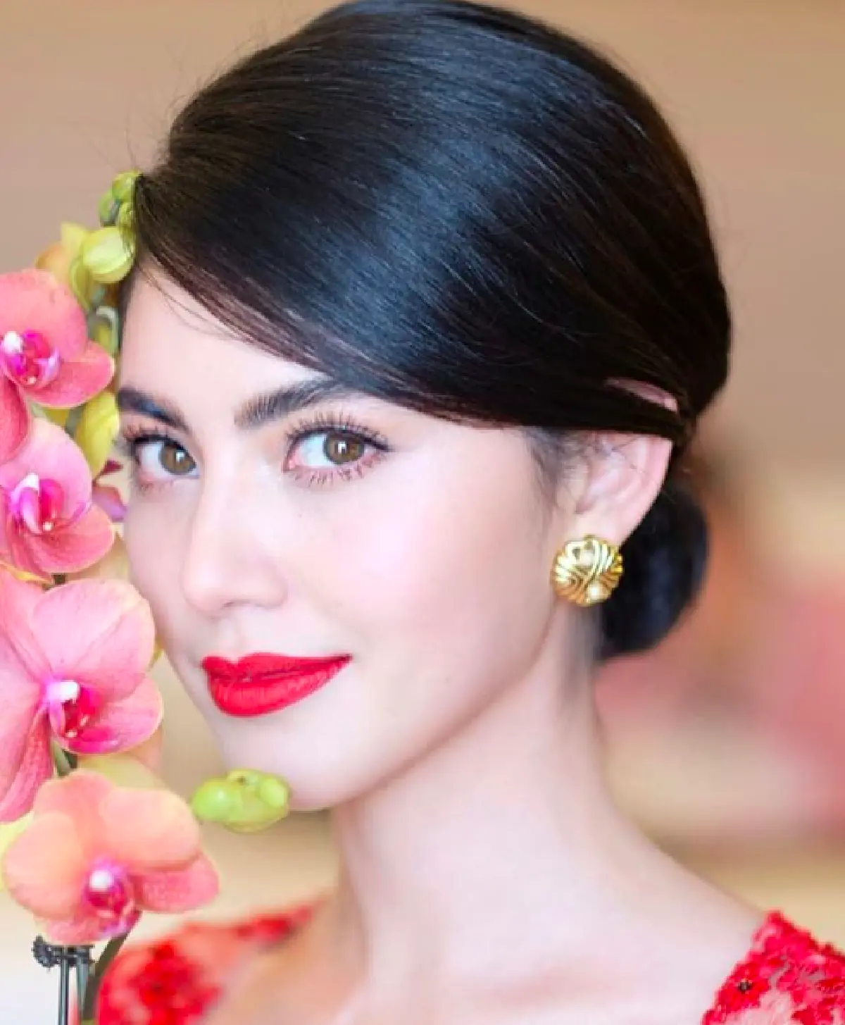 สวยมาก! “ใหม่” นุ่งลองยีสีแดงสด ร่วมงานประเทศพม่า แฟนคลับแห่ต้อนรับ