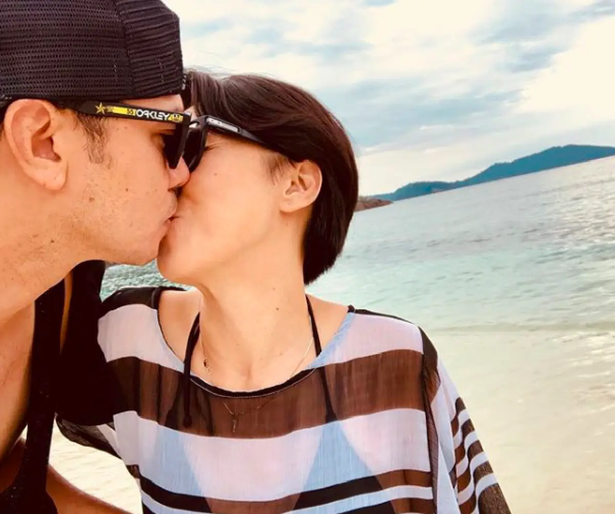 โมเมนต์โรแมนติก!  “เต๋า-ยุ้ย” หวานมาก จูบประทับรอยทุกที่ที่ไป