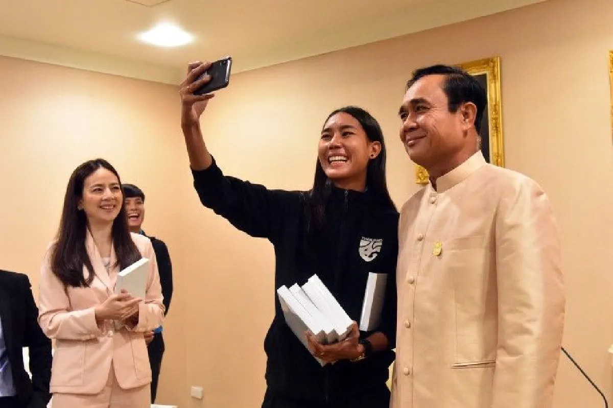 แข้งสาวทีมชาติไทยพบ "บิ๊กตู่" วอนช่วยให้ได้เข้ารับราชการ