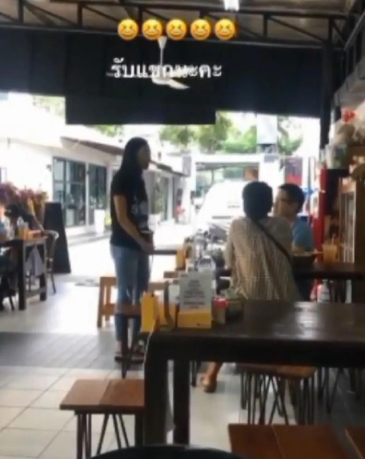 ขยันทั้งคู่! นุ่น-ต๊อด ช่วยกันขายก๋วยเตี๋ยว รับออเดอร์ลูกค้าถึงโต๊ะ (คลิป)