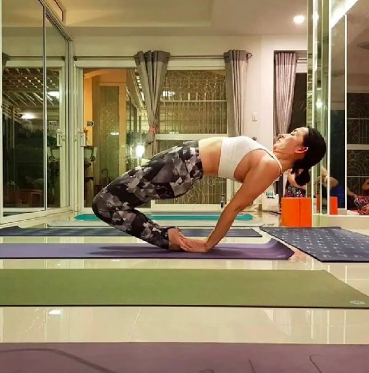 10 ภาพ “ ปุ้ย พิมลวรรณ” วัย 47 ปี กับความสวยเป๊ะที่ลงตัว