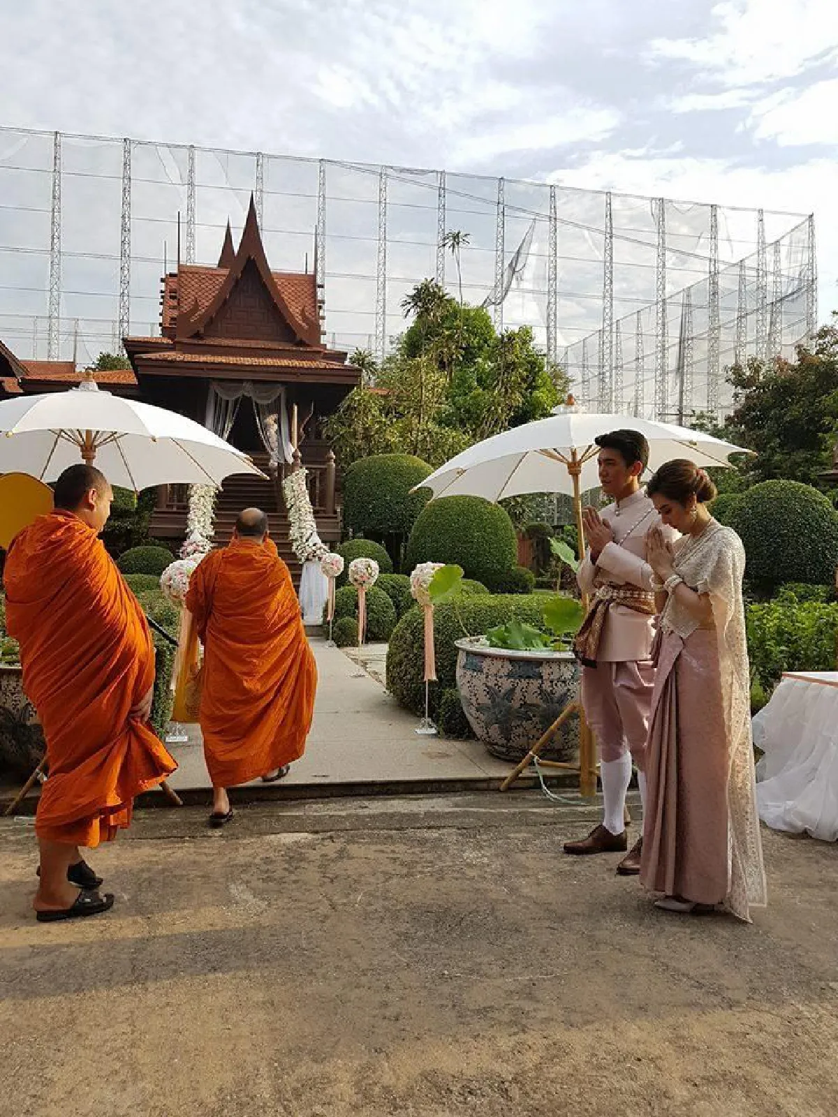 เรียบง่ายแต่อบอุ่น! เฟิสท์ เอกพงศ์ ซุ่มเงียบแต่งเจ้าสาวนอกวงการ