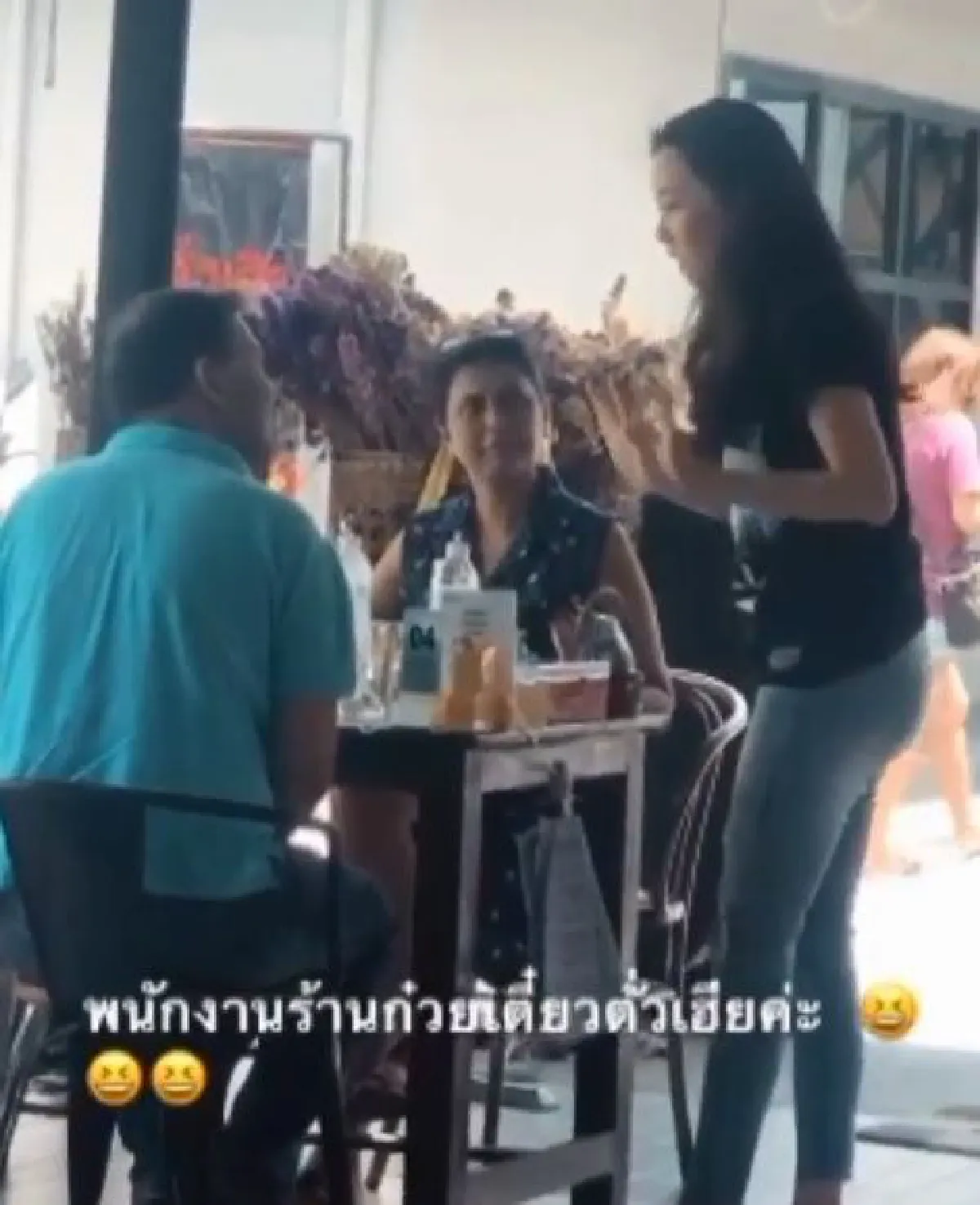 ขยันทั้งคู่! นุ่น-ต๊อด ช่วยกันขายก๋วยเตี๋ยว รับออเดอร์ลูกค้าถึงโต๊ะ (คลิป)