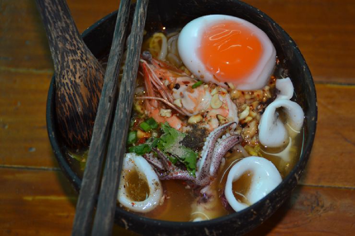 ร้านก๋วยเตี๋ยวชามกะลา @ เขารังภูเก็ต อร่อยเลิศรสสารพัดเมนูเด็ดต้มยำ ร้านก๋วยเตี๋ยวชามกะลา @ เขารังภูเก็ต อร่อยเลิศรสสารพัดเมนูเด็ดต้มยำ