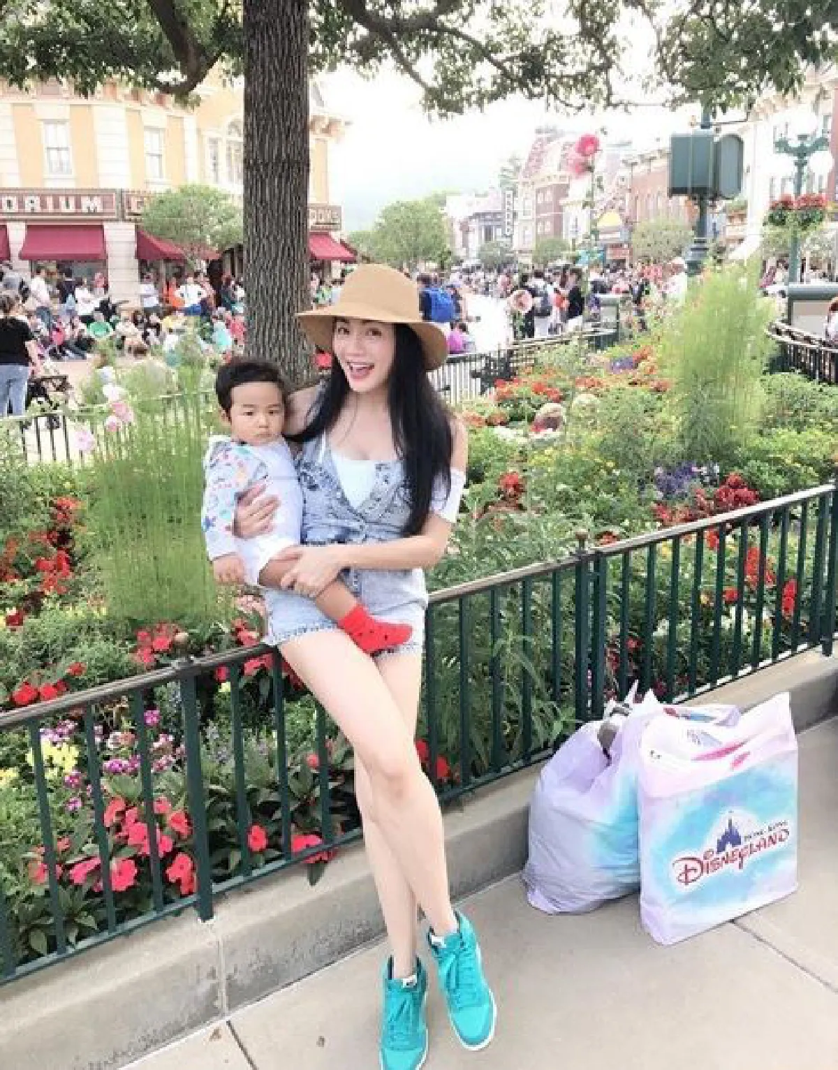 ส่องทริปแรกของ น้องจอมทัพ ลูกแม่อ๋อม-พ่อเอ ตะลุยดิสนีย์แลนด์