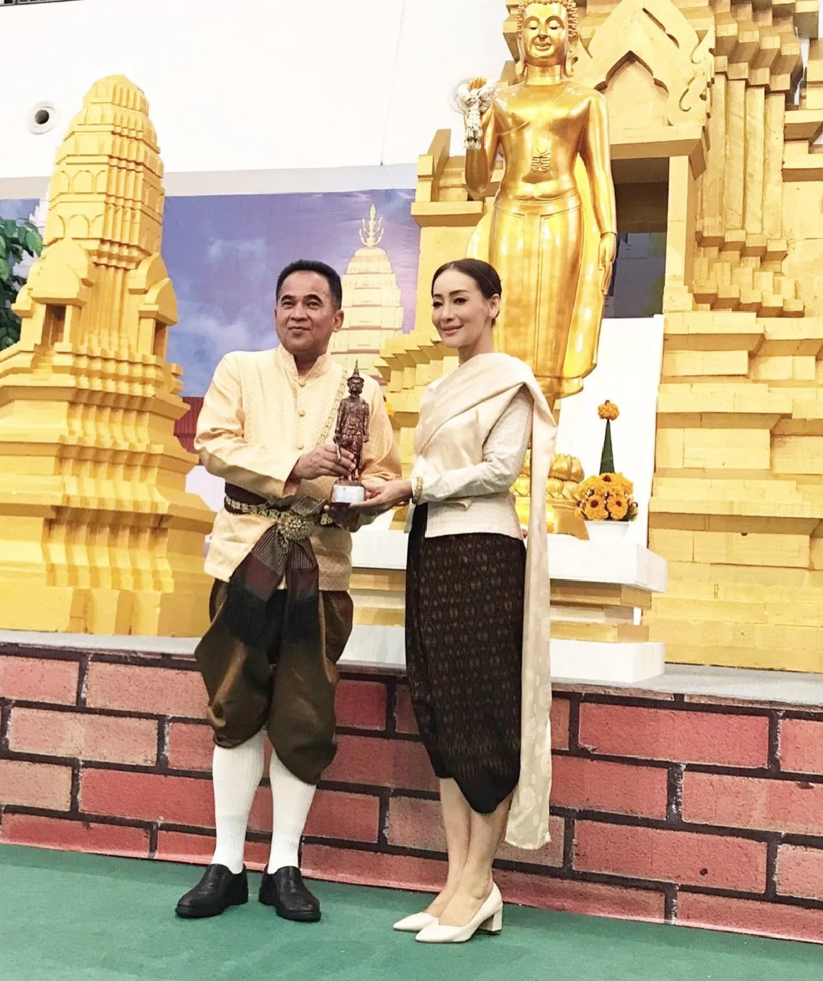 ทีมนักแสดงบุพเพฯ เข้ารับรางวัล "ศิลปินต้นแบบผู้ถ่ายทอดประวัติศาสตร์ไทยแก่อนุชนรุ่นหลัง"