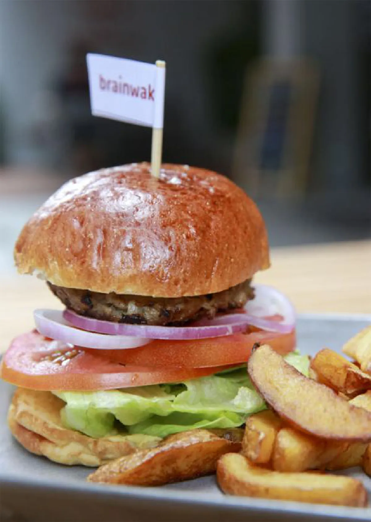 พักการเมือง ลุยธุรกิจร้านอาหาร Brainwake