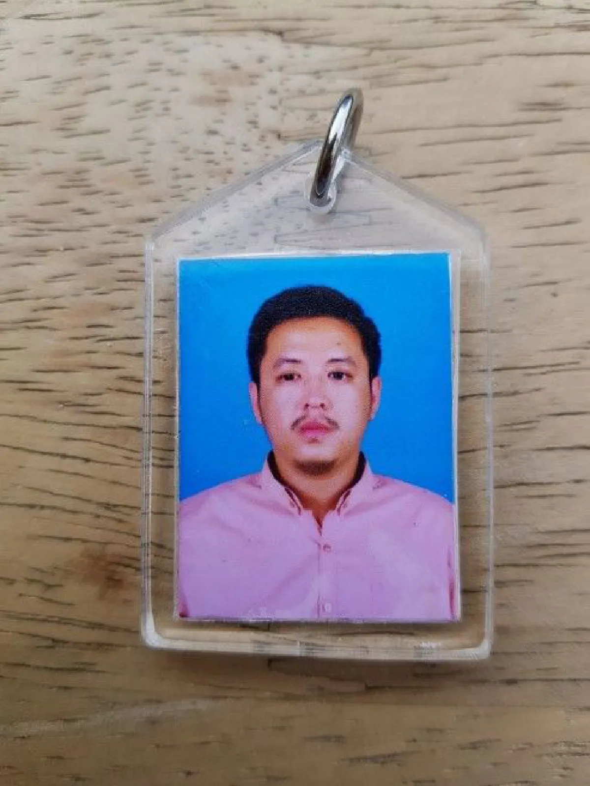 หนุ่มรับผิดชอบสังคม! คล้องรูปตนเองไว้บนคอหมาบอก "ยินดีชดใช้หากเกิดความเสียหาย"