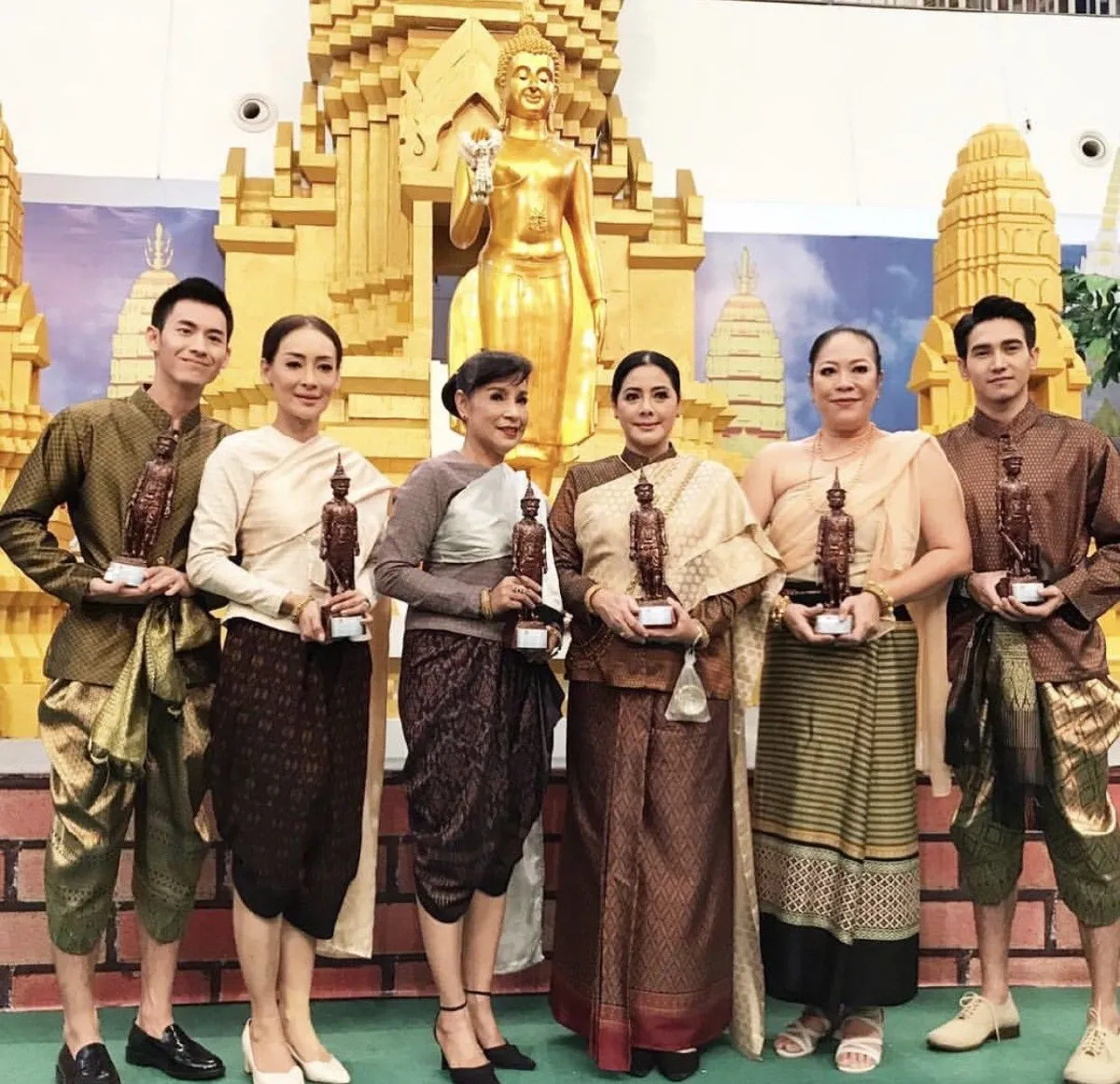 ทีมนักแสดงบุพเพฯ เข้ารับรางวัล "ศิลปินต้นแบบผู้ถ่ายทอดประวัติศาสตร์ไทยแก่อนุชนรุ่นหลัง"