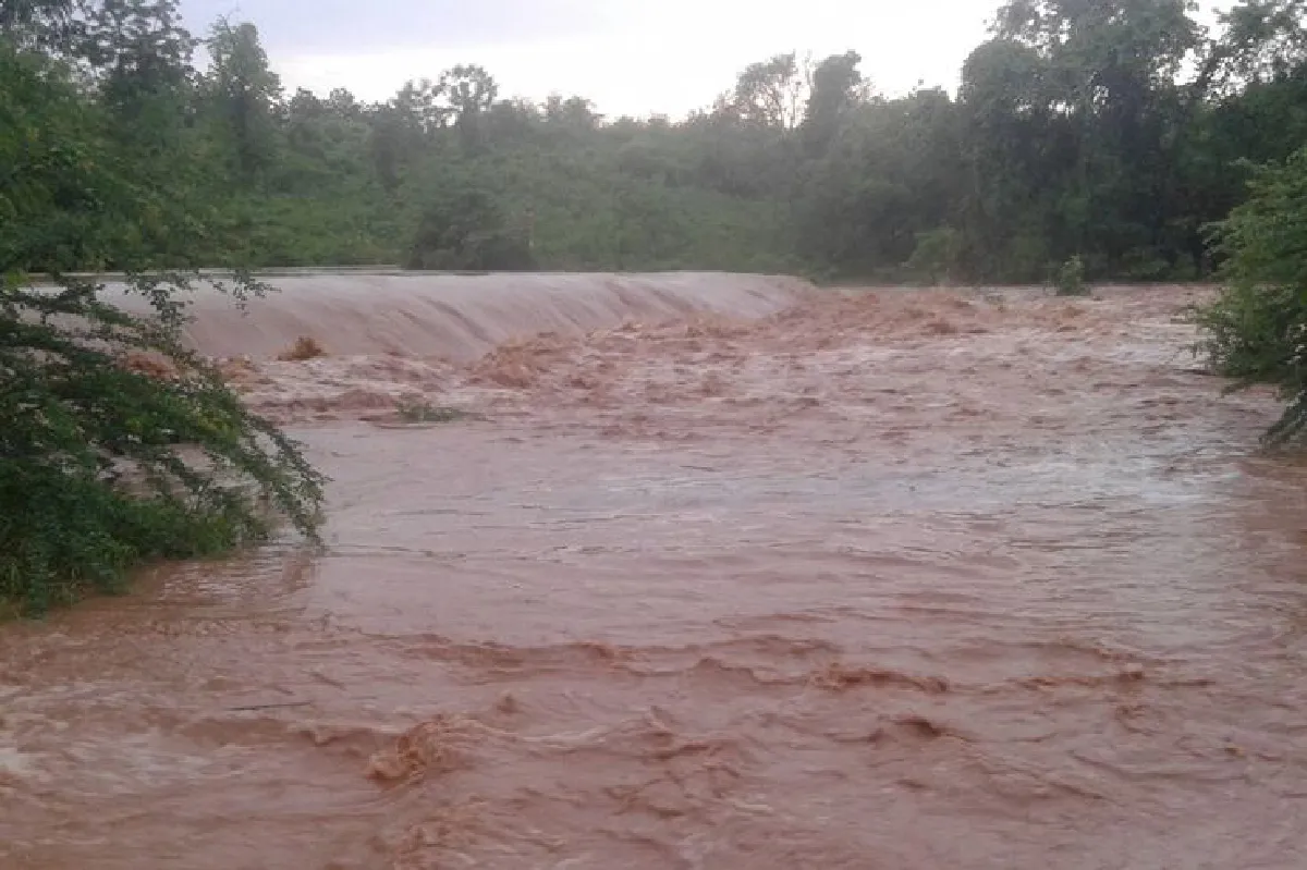 สีคิ้วฝนตกหนักน้ำป่าท่วมทางขาดรถปาเจโรวิ่งพุ่งตกถนน