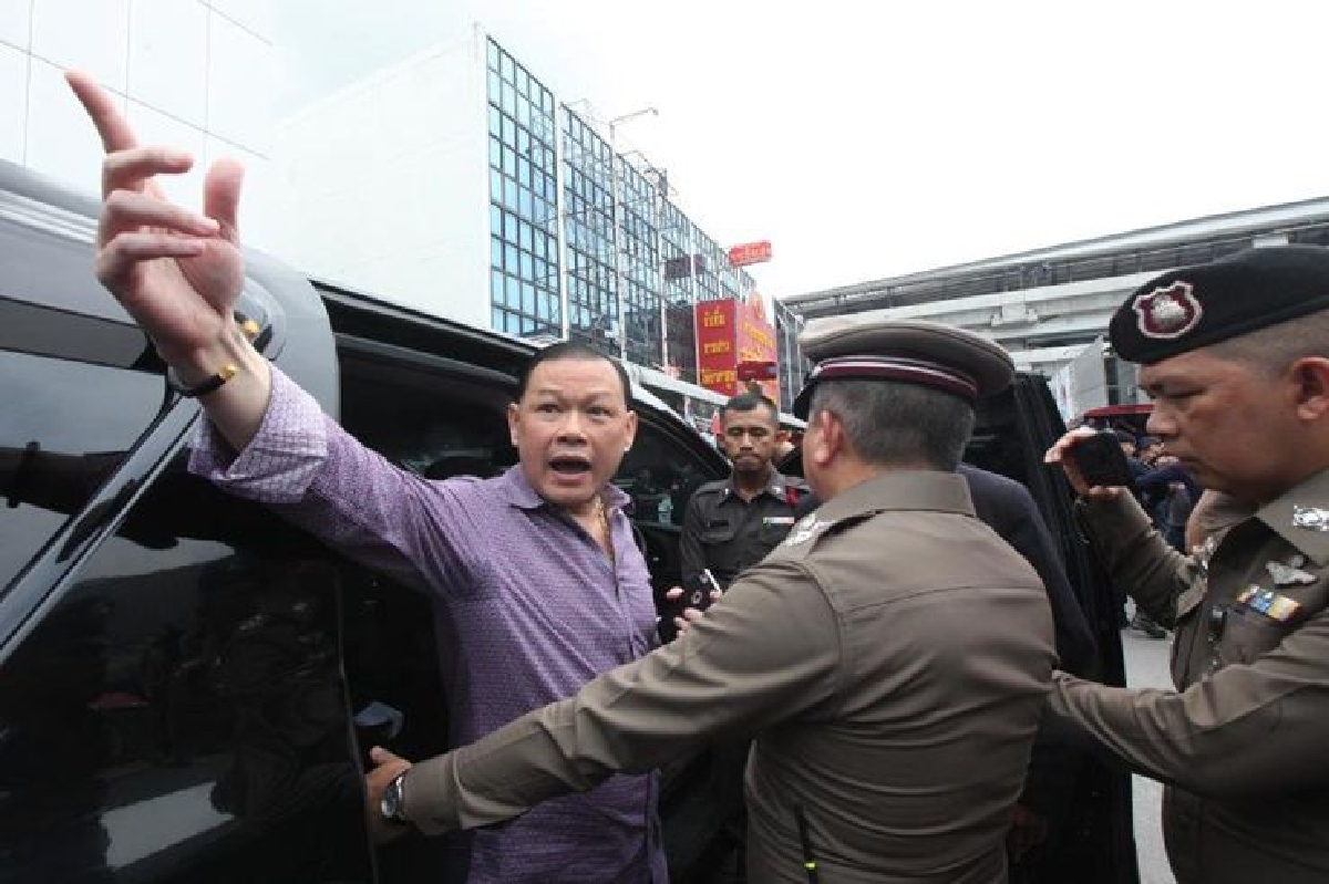 "สันธนะ"ปะทะคารมตร.ฉุนโดนค้นรถ "สันธนะ"ปะทะคารมตร.ฉุนโดนค้นรถ