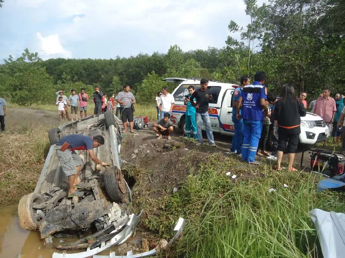 ผอ.สนามบินตรัง ขับรถเก๋งตกข้างทางอาการสาหัส