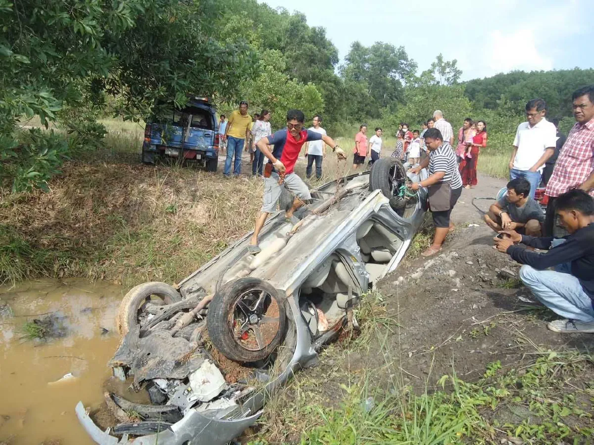 ผอ.สนามบินตรัง ขับรถเก๋งตกข้างทางอาการสาหัส