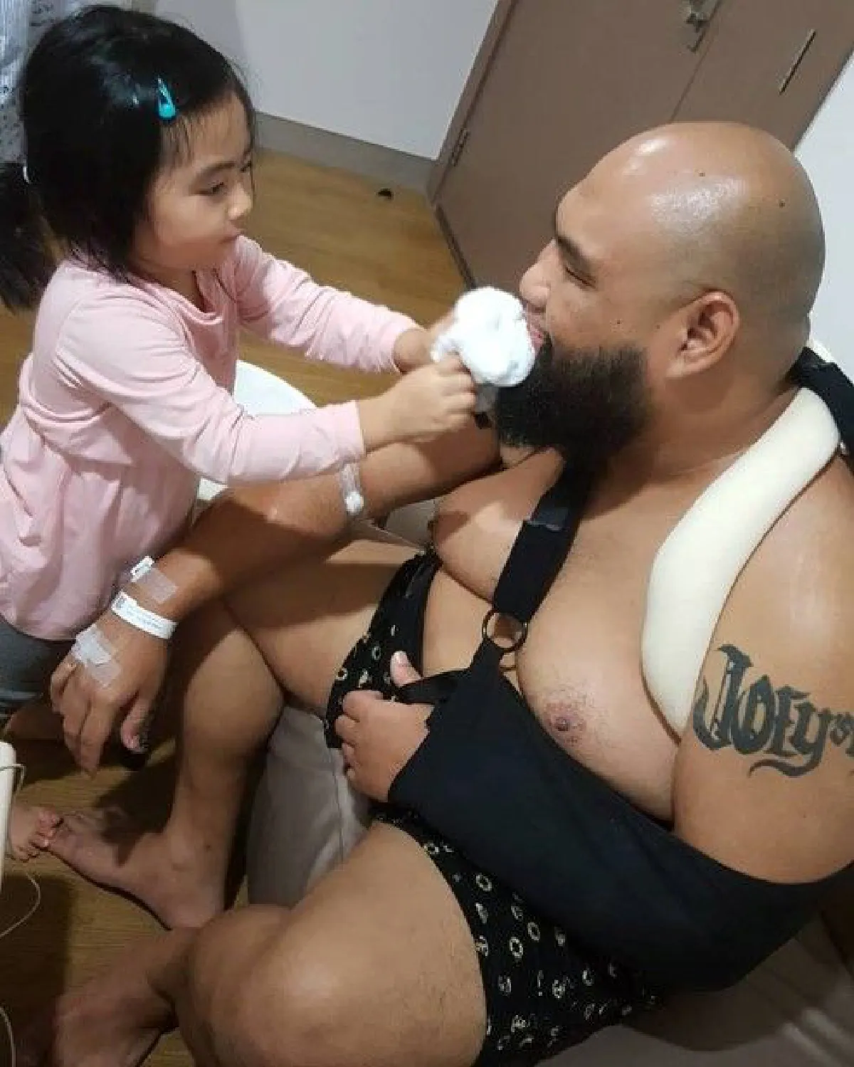 เผยสาเหตุ "กอล์ฟ ฟักกลิ้ง ฮีโร่" พลัดตกเวที "ไหปลาร้าหัก ซี่โครงร้าว"