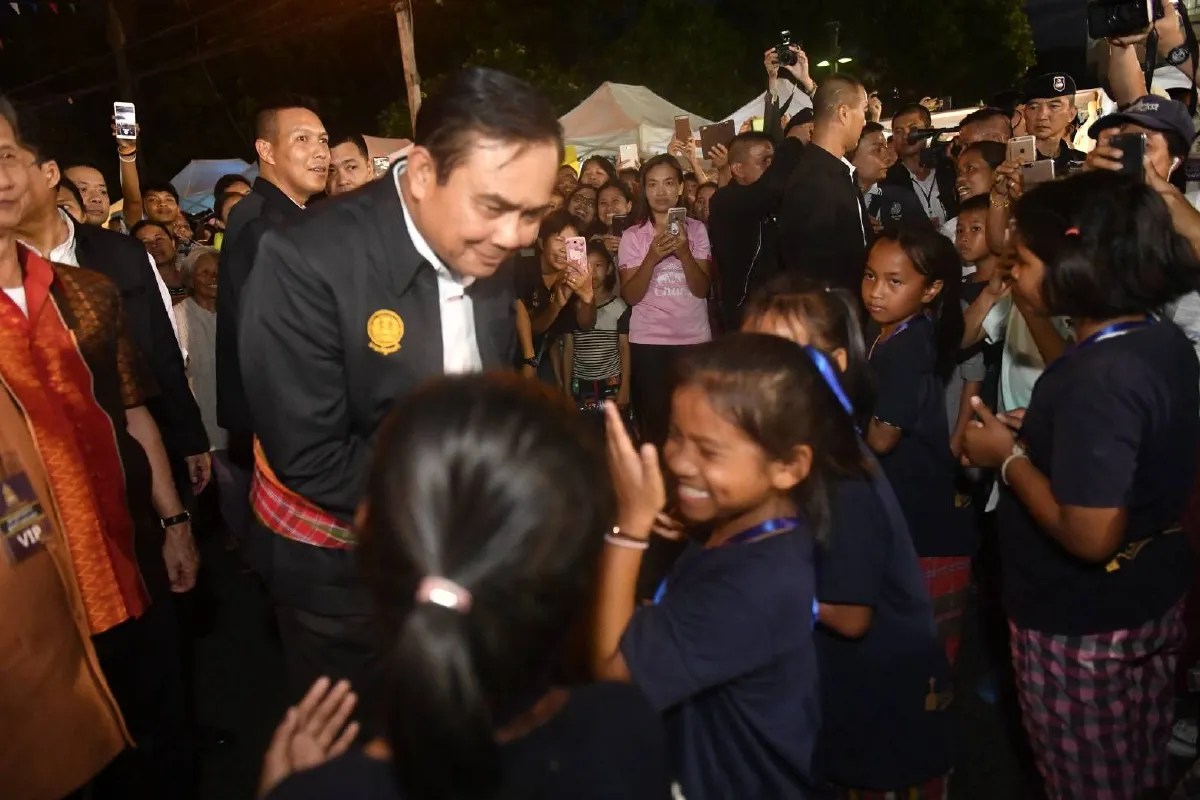 "บิ๊กตู่" ฟิตเดินเที่ยวตลาดเซราะกราว-ทักทายประชาชน หลังลุยงานทั้งวัน