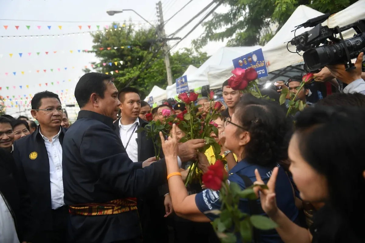 "บิ๊กตู่" ฟิตเดินเที่ยวตลาดเซราะกราว-ทักทายประชาชน หลังลุยงานทั้งวัน