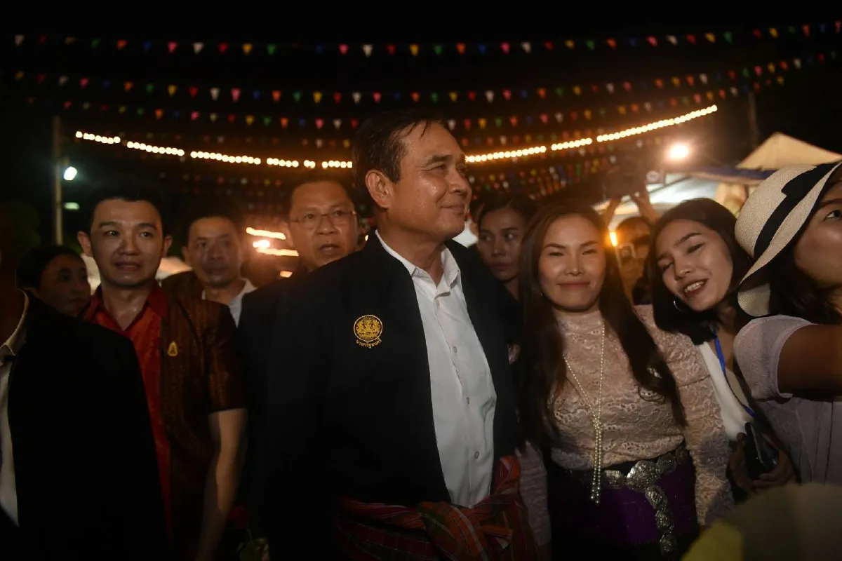 "บิ๊กตู่" ฟิตเดินเที่ยวตลาดเซราะกราว-ทักทายประชาชน หลังลุยงานทั้งวัน