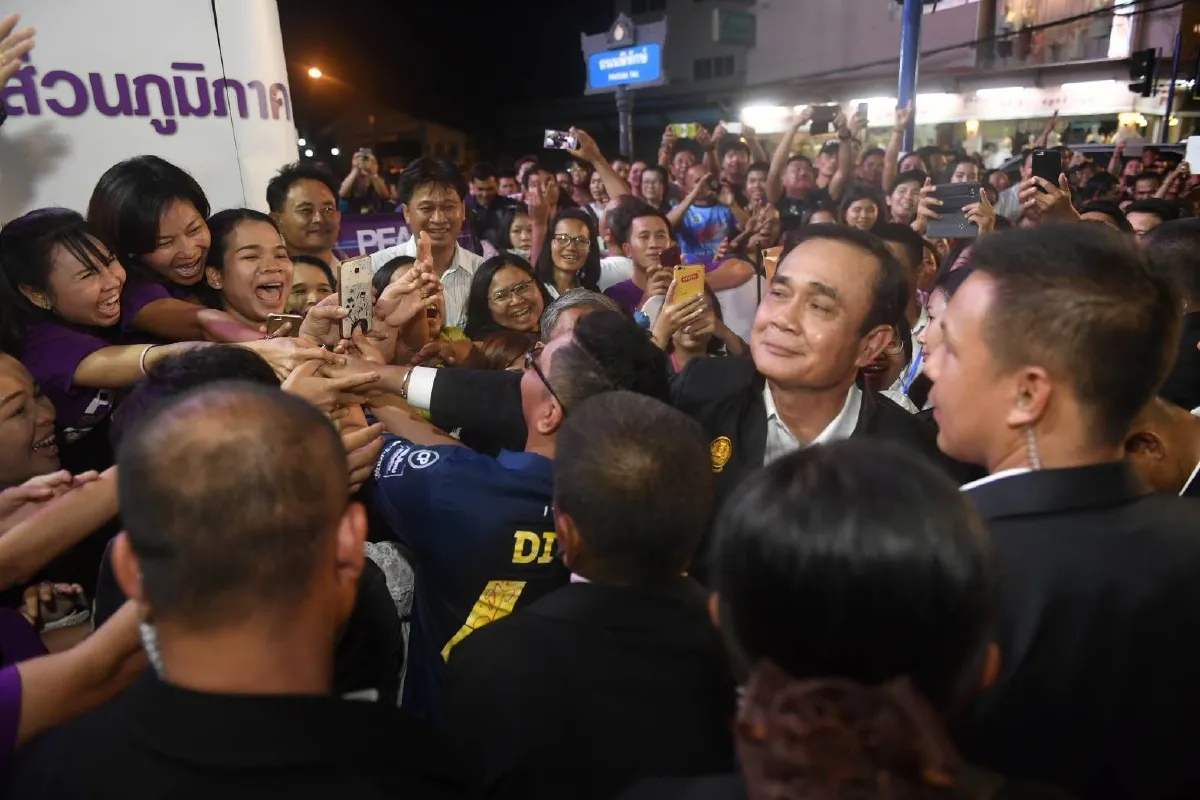 "บิ๊กตู่" ฟิตเดินเที่ยวตลาดเซราะกราว-ทักทายประชาชน หลังลุยงานทั้งวัน