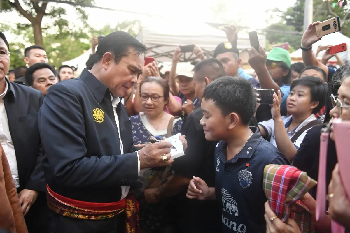 "บิ๊กตู่" ฟิตเดินเที่ยวตลาดเซราะกราว-ทักทายประชาชน หลังลุยงานทั้งวัน