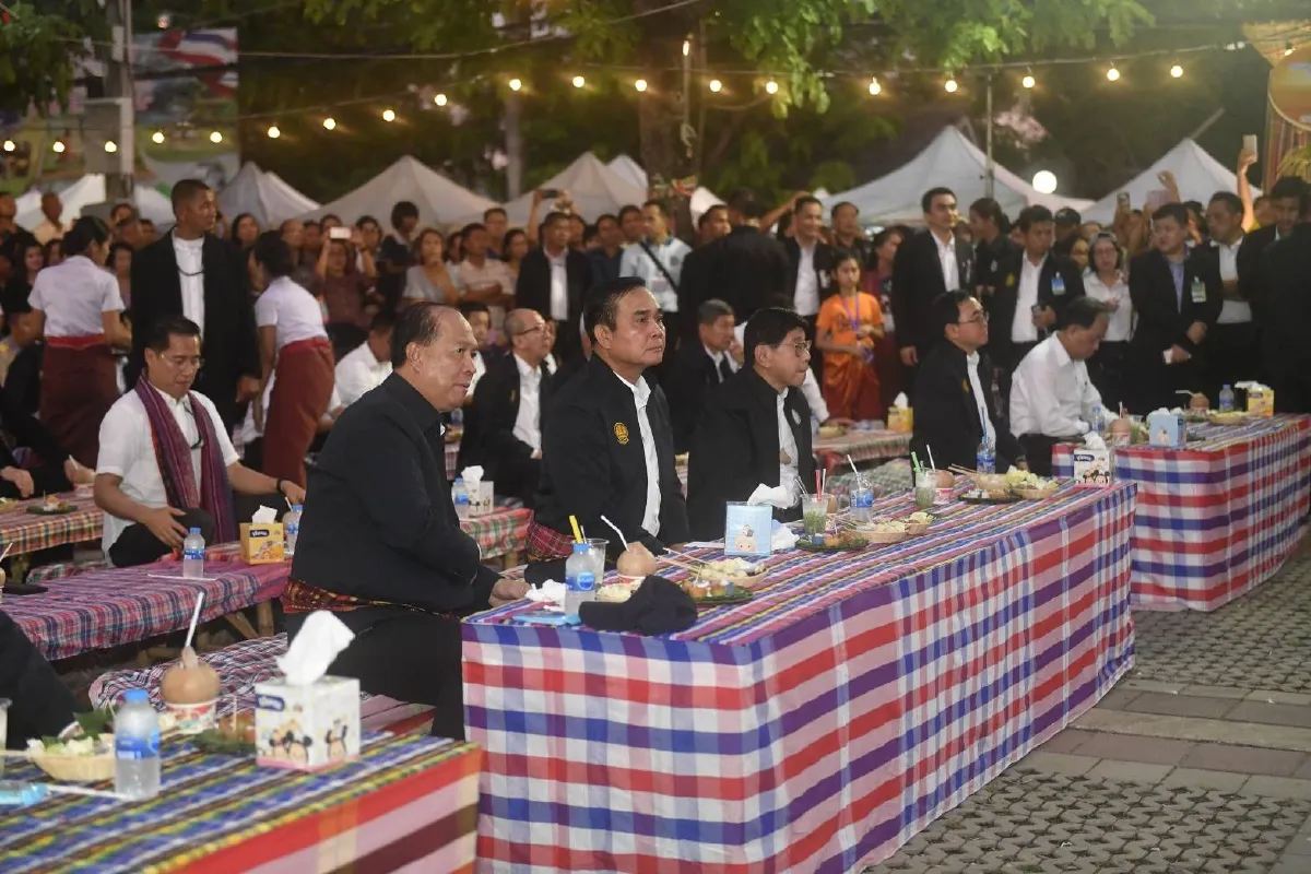 "บิ๊กตู่" ฟิตเดินเที่ยวตลาดเซราะกราว-ทักทายประชาชน หลังลุยงานทั้งวัน