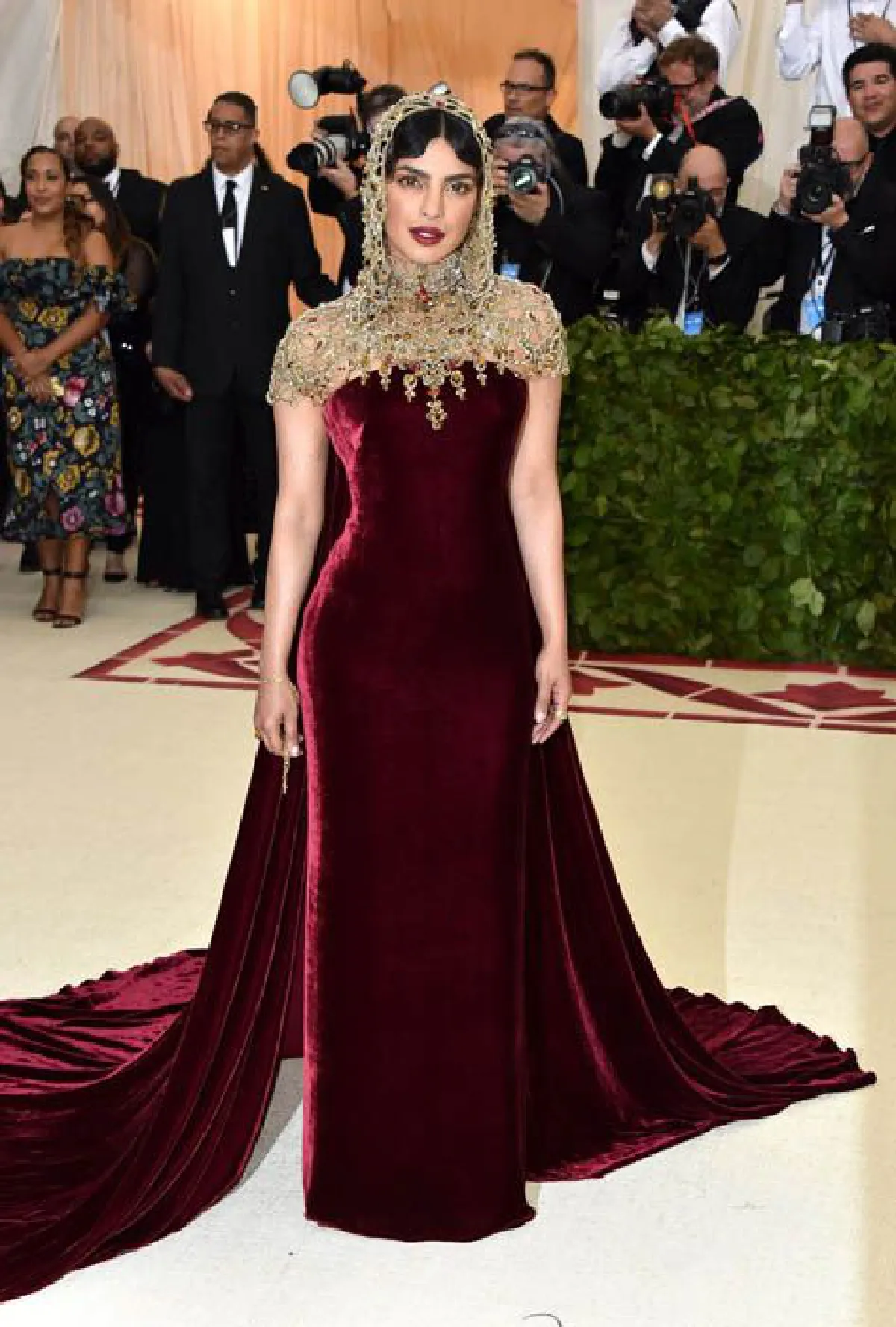 ส่อง 15 ลุคสวยสุดปังของเหล่าซุปตาร์บนพรมแดงงาน MET Gala 2018