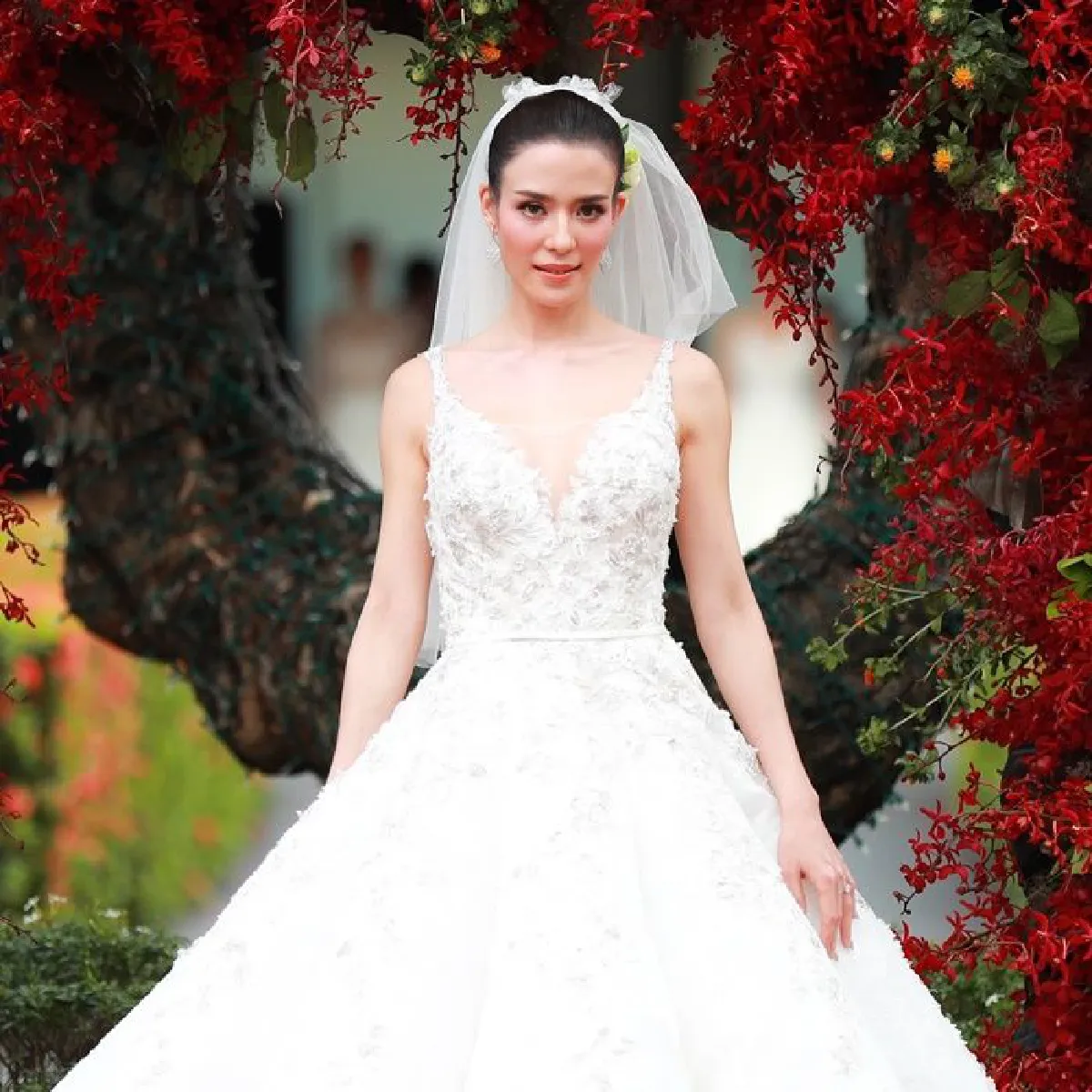 สวยออร่าขึ้นทุกวัน! ซูซี่ สุษิรา ในชุดเจ้าสาวชวนสะกดทุกสายตา