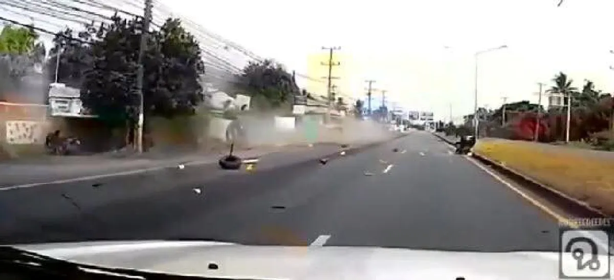 ใครผิดใครถูก! กระบะแซงซ้ายพุ่งชนรถบรรทุกเลี้ยวซ้ายไม่เปิดไฟเลี้ยว