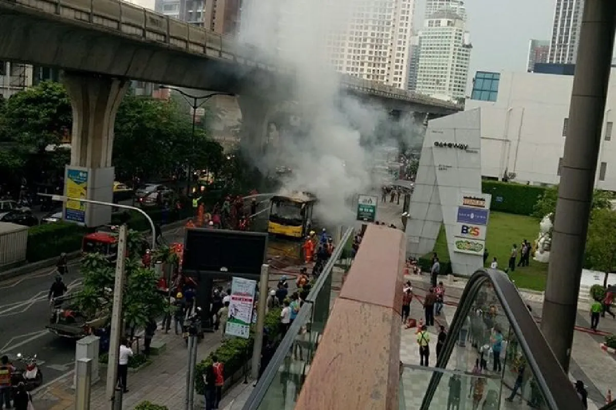 ระทึก!ไฟไหม้รถเมล์ปอ.40ถ.สุขุมวิทขาเข้าจราจรติดหนัก
