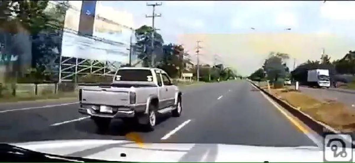 ใครผิดใครถูก! กระบะแซงซ้ายพุ่งชนรถบรรทุกเลี้ยวซ้ายไม่เปิดไฟเลี้ยว