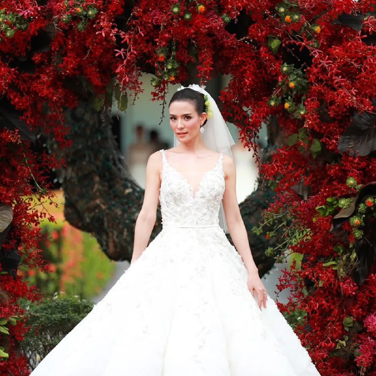 สวยออร่าขึ้นทุกวัน! ซูซี่ สุษิรา ในชุดเจ้าสาวชวนสะกดทุกสายตา