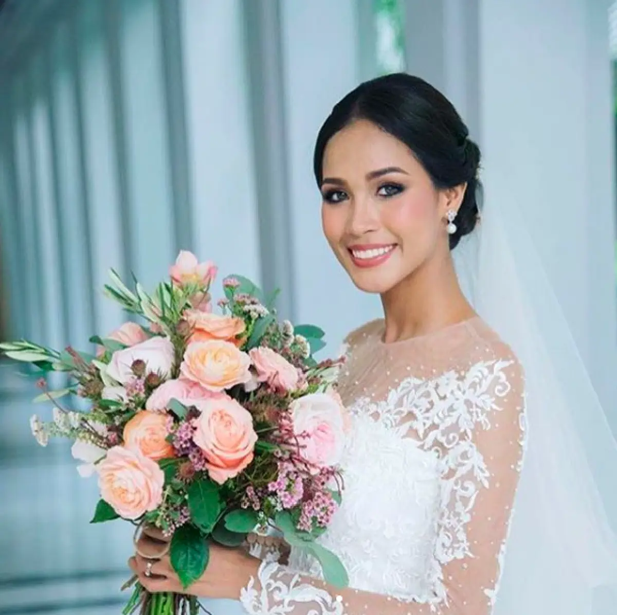 ส่องราคาชุดเจ้าสาวของ “เมญ่า” ที่สวยคลาสสิกเรียบหรูอย่างมีระดับ