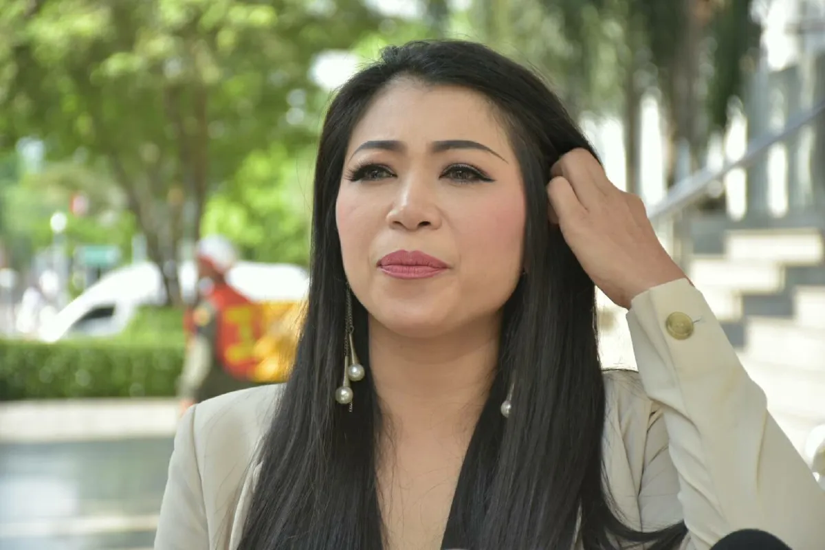 ศาลสั่งปล่อยตัว "ฟ้า" คดีโชว์ภาพลามก เหตุอัยการไม่ยื่นฟ้องตามกำหนด