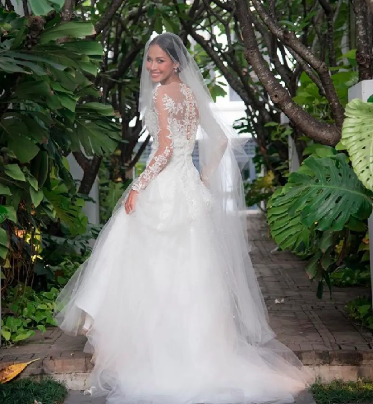 ส่องราคาชุดเจ้าสาวของ “เมญ่า” ที่สวยคลาสสิกเรียบหรูอย่างมีระดับ