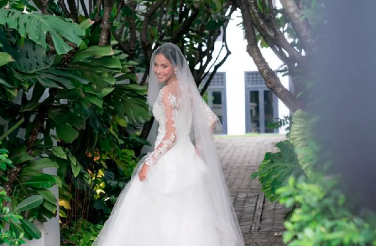ส่องราคาชุดเจ้าสาวของ “เมญ่า” ที่สวยคลาสสิกเรียบหรูอย่างมีระดับ