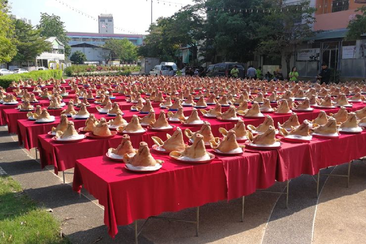 ทุบสถิติโลก-พิธีบวงสรวงหัวหมู4พันตัวโชว์ศักยภาพส่งเนื้อสุกรไปนอก ทุบสถิติโลก-พิธีบวงสรวงหัวหมู4พันตัวโชว์ศักยภาพส่งเนื้อสุกรไปนอก