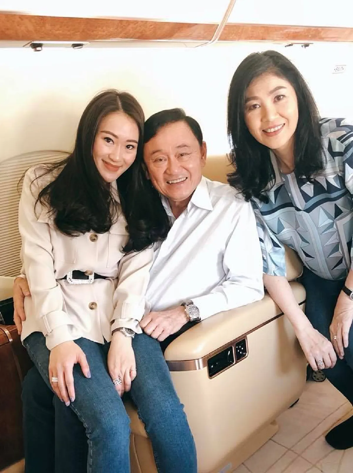 "อุ๊งอิ๊ง" โชว์รูป "ทักษิณ-ยิ่งลักษณ์" บินออกจากสิงคโปร์ ไปดูไบ ก่อนจะตะลอนยุโรป