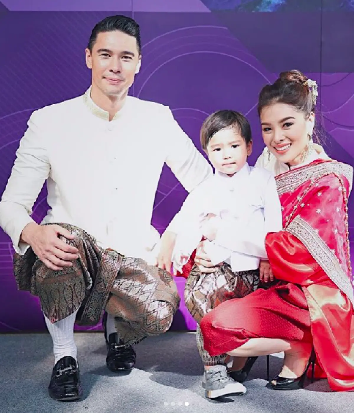 ครอบครัวสุขสันต์ “ลิเดีย-แมทธิว” พา “น้องดีแลน” ถ่ายภาพครอบครัวในชุดไทย