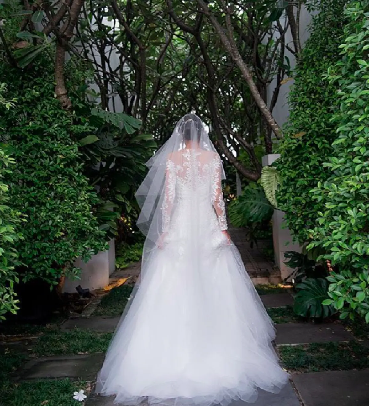 ส่องราคาชุดเจ้าสาวของ “เมญ่า” ที่สวยคลาสสิกเรียบหรูอย่างมีระดับ